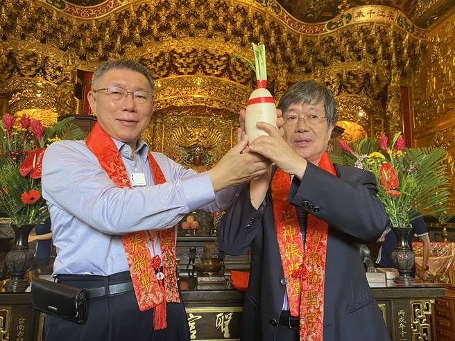 柯文哲参访台南市东区南圣宫，庙方赠送好彩头祝他高票当选。（曹婷婷摄）