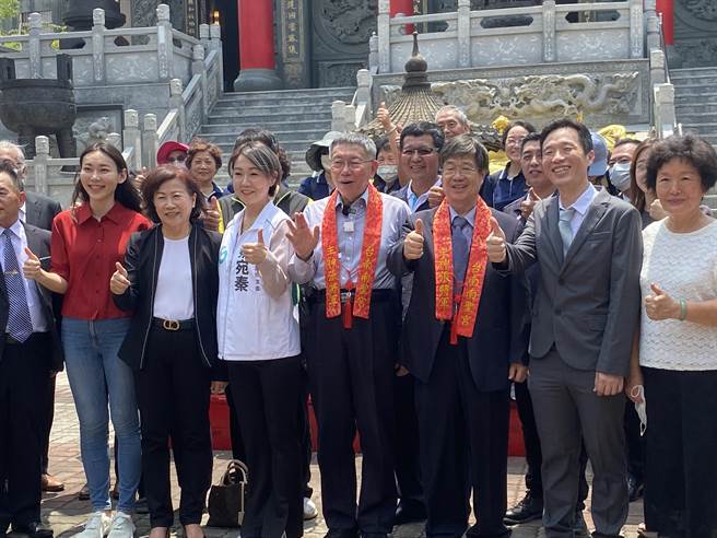 柯文哲（右四）中午参访南圣宫与支持者合影。（曹婷婷摄）