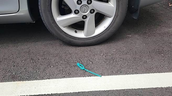 大里一处停车场现场遗留吸管。（市议员江和树提供）