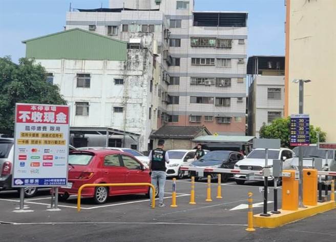 大里一处停车场深夜发生疑似聚眾吸毒。（市议员江和树提供）