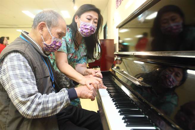 台湾茱莉亚学院表演艺术协会理事长蔡佩真，近期到日照中心教长辈们弹琴。（张铠乙摄）