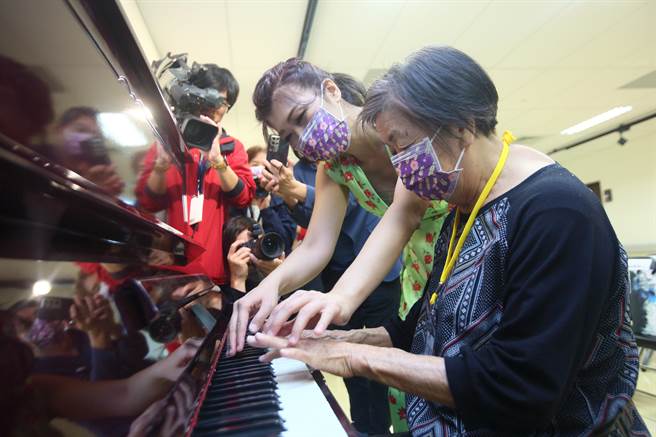 陈毓襄表示，她人生中弹了超过两千场音乐会，作为音乐家的影响力还可以再扩大，期许除了透过音乐传递情感，也可以实际为他人的生活带来改变。（张铠乙摄）