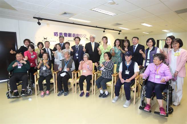 享誉国际的钢琴家陈毓襄和东吴大学音乐系主任丛培娣、台湾茱莉亚学院表演艺术协会理事长蔡佩真，三人近期到日照中心教长辈们弹琴，以音乐陪伴长辈生活。（张铠乙摄）