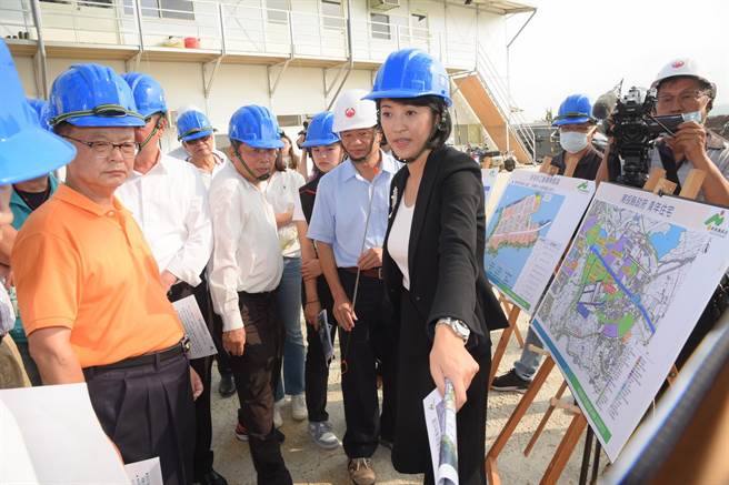 南投县长许淑华邀草屯镇长简景贤及8名议员一起了解草屯青年住宅规画情形。（南投县政府提供／杨静茹南投传真）