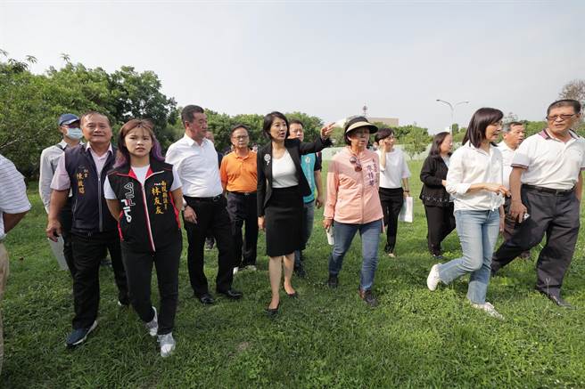 南投县长许淑华听从民眾及议员们建议，将在草屯共融公园旁盖运动中心，再搭配镇立游泳池，增加设施使用率。（南投县政府提供／杨静茹南投传真）