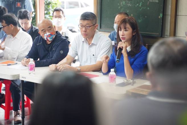 信义区崇德街天坑事件，民进党台北市议员许淑华(右一)召开邻损会议，请市府局处同仁、营造厂商到现场听取居民反应。(图取自许淑华脸书)