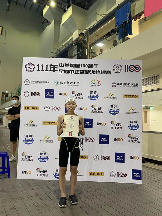 先天性听损的新竹市建功高中国中部2年级学生李翊菱，克服身体上的不便，努力在逆境成长，近日获选2023总统教育奖。（新竹市政府提供／陈育贤新竹传真）