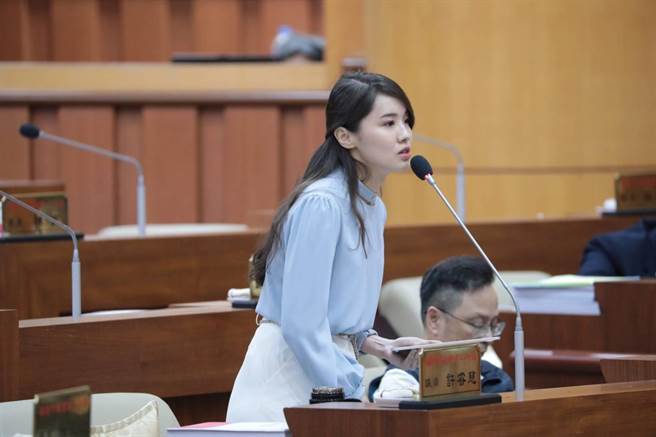 基隆市议员许睿慈质询时指出，基隆的长照机构床位与人力严重不足，导致许多市民反而要跨县市去其他机构安置，但却遭爆受虐情形。（许睿慈办公室提供／徐佑升基隆传真）