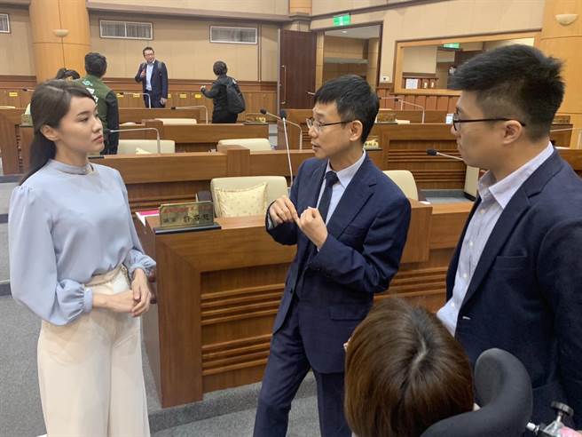 基隆市议员许睿慈（左）于质询会后与卫生局长张贤政（中）、都发处长谢孝昆（右）以及社会处长杨玉欣（右下）就长照相关业务进一步讨论，希望能改善基隆长照困境。（徐佑升摄）