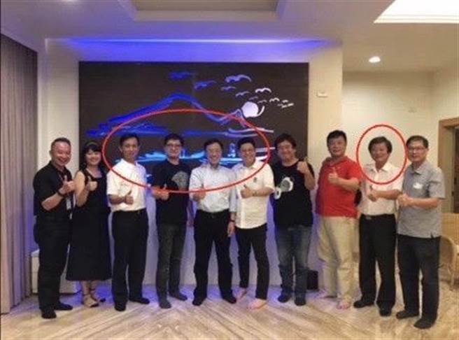 民眾党立委陈琬惠贴出一张2020年夏天的照片，合照是位于曾耀锋的宜兰五结豪宅内，红色圈起来的人依序为行政院政务顾问陈振坤、曾耀锋、前台铁局长张政源、跟着曾耀锋吃香喝辣的吕先生、现任台铁局的副局长朱来顺。「所以，请别装不熟，老实交代清楚！」（陈琬惠提供／杨亚璇台北传真）