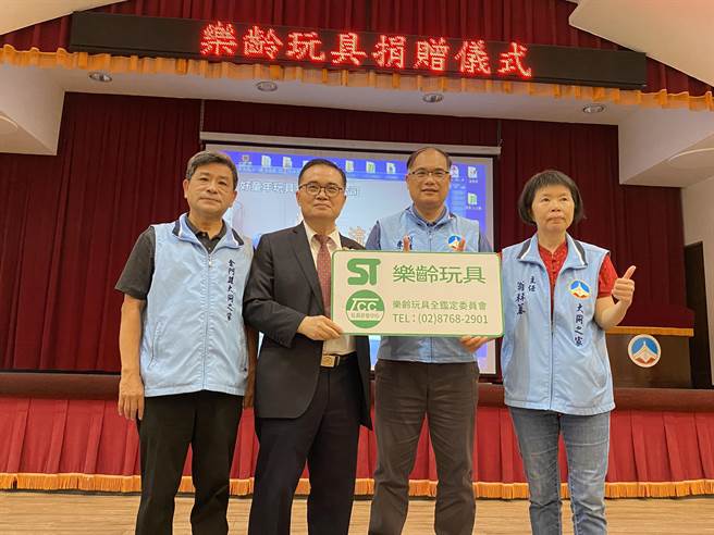 台湾玩具研发检测中心董事长黄献平(左二)回馈故乡，捐赠一批乐龄玩具予金门大同之家。(于家麒摄)