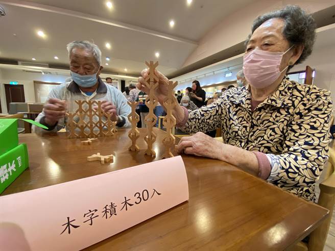 「乐龄玩具」可协助长者强化肌力与协调能力，以延缓老化。(于家麒摄)