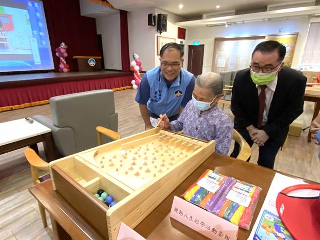 透过「乐龄玩具」，让老人家们可以活到老、学到老也能玩到老。(于家麒摄)