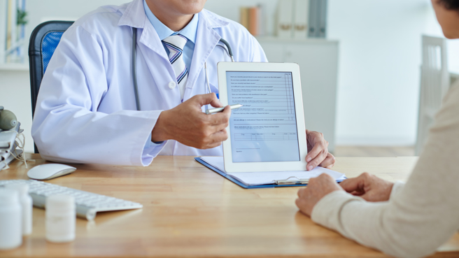 医师陈俊安分享一对母女到他的门诊，两人在诊间对话。（图／示意图，达志影像）