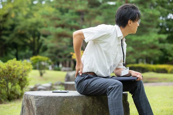 医师提醒，民眾若发现有腰痛、频尿、尿急或血尿等情形应及早就医。（摘自PhotoAC／张志康基隆传真）