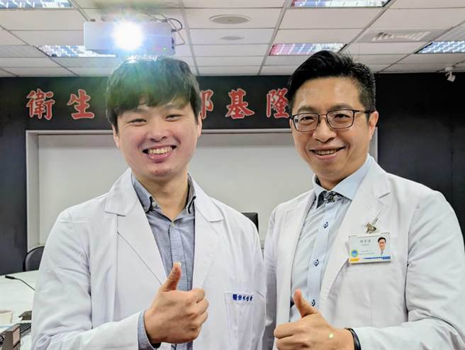 部立基隆医院泌尿科医师林柏翰（左）提醒，有肾结石病史的民眾，应该每半年追踪一次。右为部基副院长陈韦达。（张志康摄）