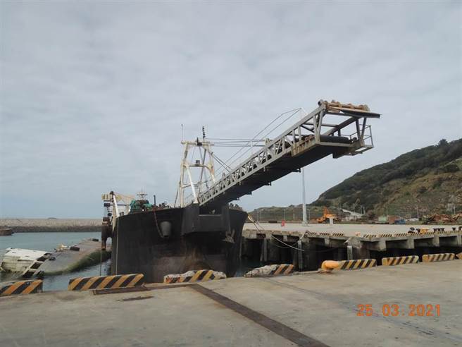 海洋委员会与国立台湾海洋大学将于5月31日在台北福华国际文教会馆前瞻厅举办「海域受抽砂影响国际研讨会」，邀请中外学者、专家研讨抽砂活动对海洋环境、生物及资源的衝击。图为大陆籍抽砂船。（本报资料照片）