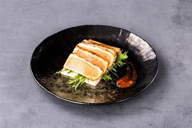 「美威炙烧鲑鱼－柠檬胡椒风味」严选生食级鲑鱼油脂最均匀的部位，以柠檬胡椒清雅入味，透过完美火侯高温炙烤外缘至半生熟，定价425元。（美威鲑鱼提供）