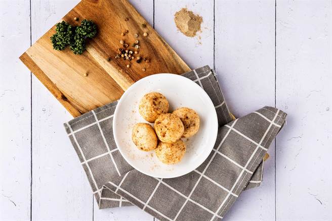 「美威椒盐鲑豚丸」定价55元，限时享9折优惠。（美威鲑鱼提供）