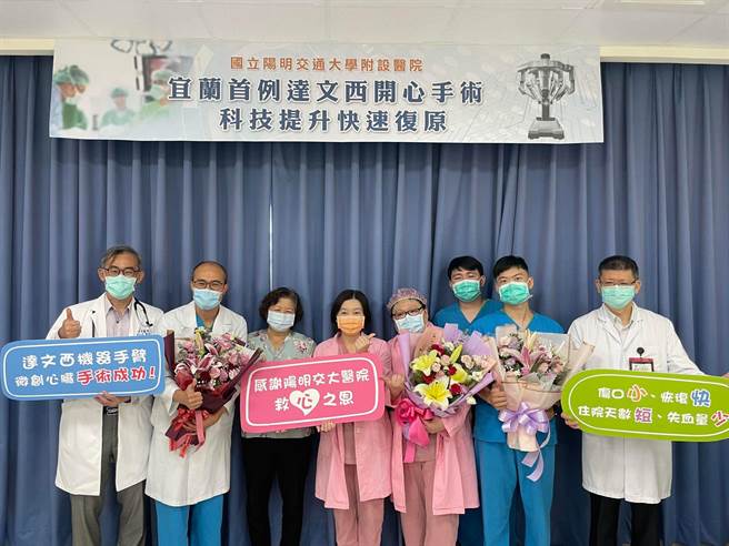 邱女士（左3）今（24日）特地至阳明交大医院赠花感谢救「心」之恩。（阳明交大医院提供／吴佩蓉宜兰传真）