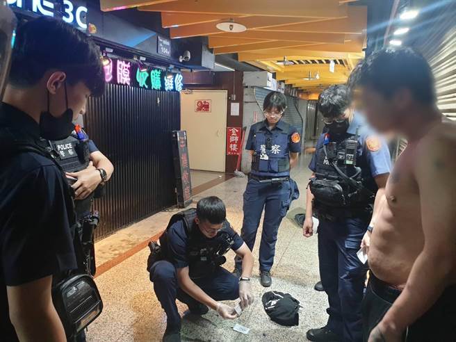 张男持枪向通讯行「讨债」。（警方提供）