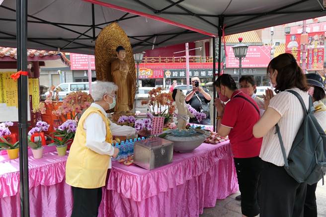 佛光山与云林县北港朝天宫合办浴佛活动，吸引信眾前来礼佛。（张朝欣摄）