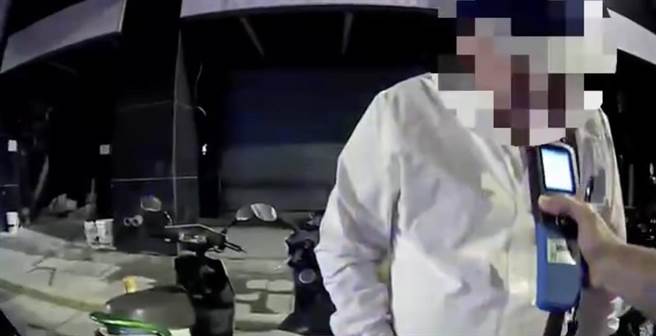 警方待林男泄「粪」完后，对他进行酒测。（翻摄照片／林郁平台北传真）