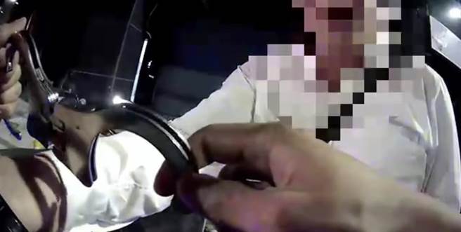 林男酒测值达0.47，警方当场将他上铐逮捕。（翻摄照片／林郁平台北传真）