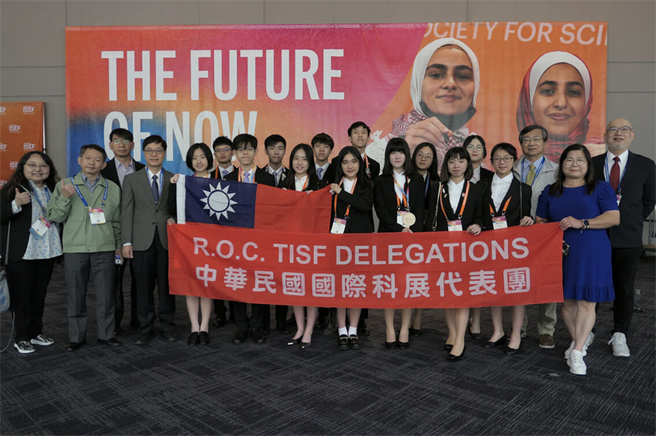 美国国际科技展览会（Regeneron ISEF）今年5月14日至19日在美国德州达拉斯举行，由国立台湾科学教育馆刘火钦馆长带领14名学生及其12件作品代表我国参赛。（北一女中提供）
