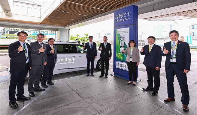 经济部工业技术研究院与桃机公司24日举办「机场自驾接驳验证」成果发表，成果发表活动由机场公司总经理范孝伦（右起）、机场公司董事长杨伟甫、交通部航政司司长何淑萍、民航局局长林国显、经济部技术处处长邱求慧、工研院董事长李世光、工研院机械与机电系统研究所所长饶达仁、工研院机械所数位长王杰智亲自试乘自驾车体验测试成果，场域验证路线从第二航厦为起点，行经第一航厦、航邮中心、航警局及台北关，全程共4.2公里，自2022年8月启动测试，至今已累积运行里程逾1000公里。（陈麒全摄）