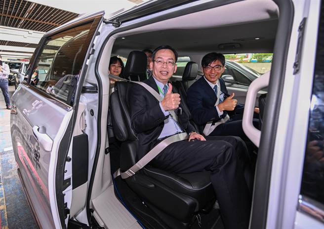 经济部工业技术研究院与桃机公司24日举办「机场自驾接驳验证」成果发表，成果发表活动由民航局局长林国显（前左） 、经济部技术处处长邱求慧（前右）亲自试乘自驾车体验测试成果，场域验证路线从第二航厦为起点，行经第一航厦、航邮中心、航警局及台北关，全程共4.2公里，自2022年8月启动测试，至今已累积运行里程逾1000公里。（陈麒全摄）