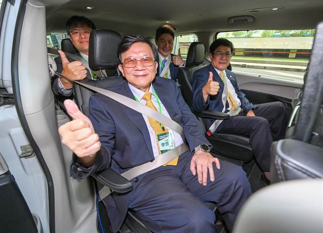 经济部工业技术研究院与桃机公司24日举办「机场自驾接驳验证」成果发表，成果发表活动由工研院董事长李世光（前左）、机场公司董事长杨伟甫（前右）、工研院机械与机电系统研究所所长饶达仁（后左）与机场公司总经理范孝伦（后右）亲自试乘自驾车体验测试成果，场域验证路线从第二航厦为起点，行经第一航厦、航邮中心、航警局及台北关，全程共4.2公里，自2022年8月启动测试，至今已累积运行里程逾1000公里。（陈麒全摄）