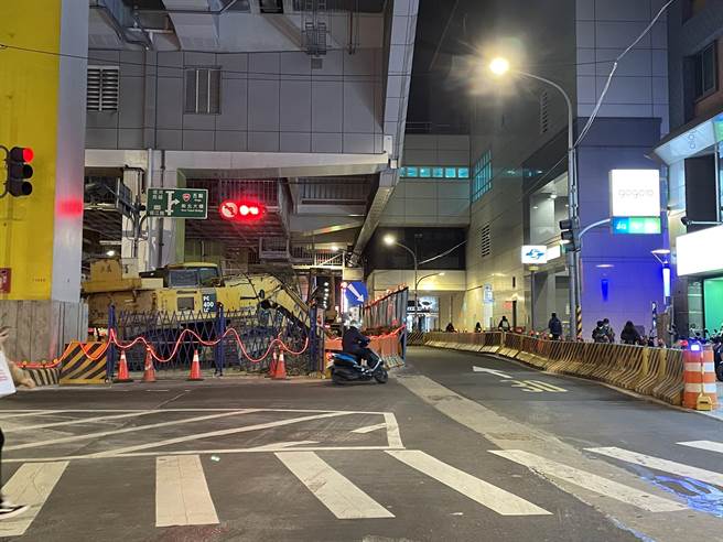 新北市捷运局2020年开挖捷运新埔民生站地下道，新北市议员山田摩衣今质询，质疑地下道围篱遍布道路，影响周边店家、医疗院所，如今市府又要延长工期，相当扰民。（蔡雯如摄）