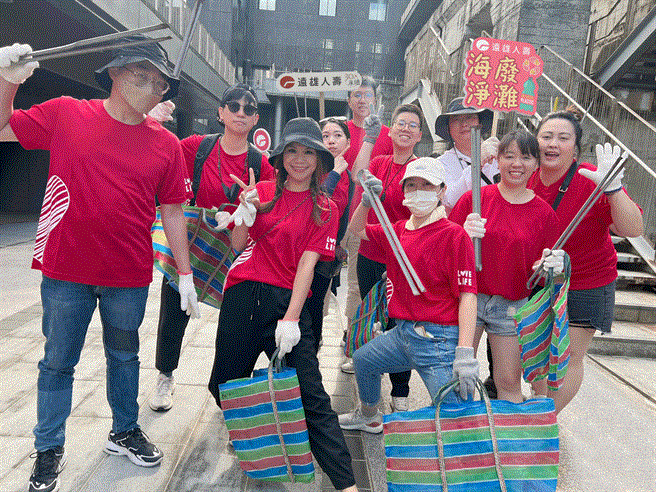 远雄人寿志工们开心担任保护海洋公民科学家。(远雄人寿提供)