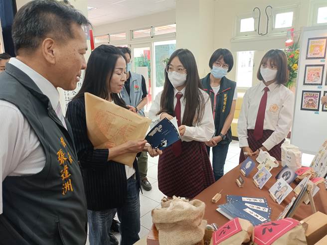 夫人陈美琦聆听学生说明设计发想。（苗栗县政府提供／李京升苗栗传真）