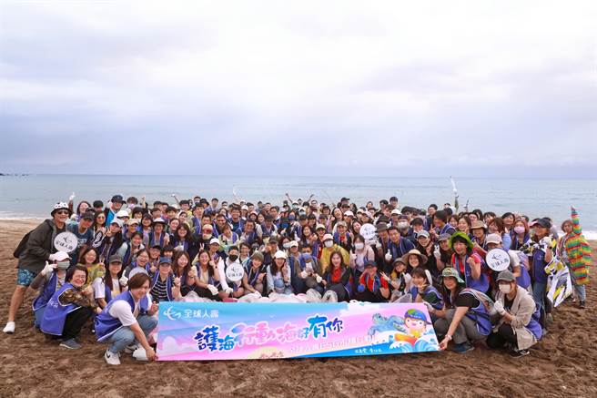 落实ESG为地球保险，全球人寿号召同仁澎湖、新北护海净滩。（全球人寿提供）