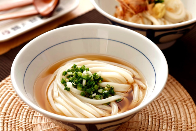 日本网友在丸龟制麵新品「辛辣担担沙拉乌龙麵」中吃到活青蛙，丸龟制麵道歉并暂停贩售产品。（示意图／shutterstock）