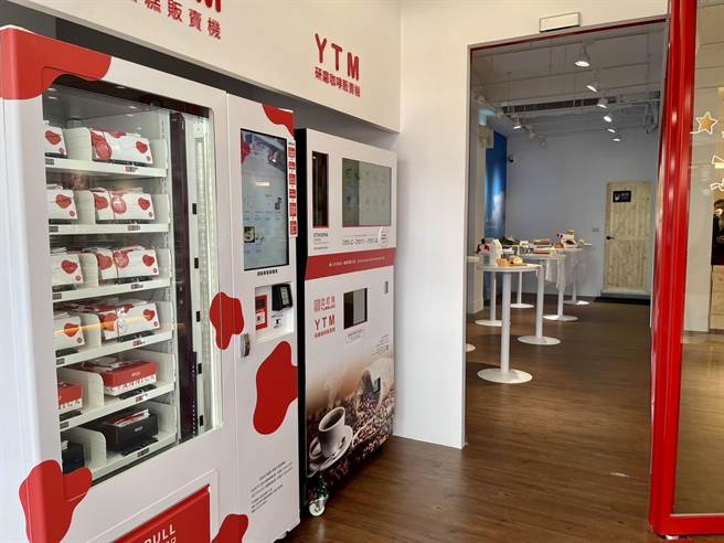 生乳卷始祖「亚尼克」南投草屯展店，实体门市搭甜点及咖啡贩卖机，打造24小时甜点咖啡店。（杨静茹摄）
