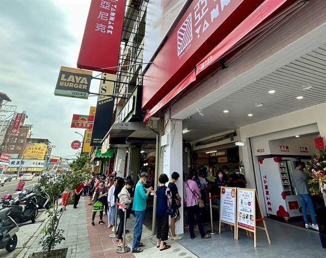 亚尼克欢庆开幕24至26日，每天前30人，可以100元购得原味生乳卷乙条（原价380元），吸引大批民眾排队枪购。（杨静茹摄）