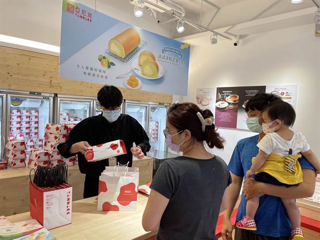 亚尼克在南投草屯镇展店，让南投人很开心，开幕首日抢购各种口味生乳卷。（杨静茹摄）