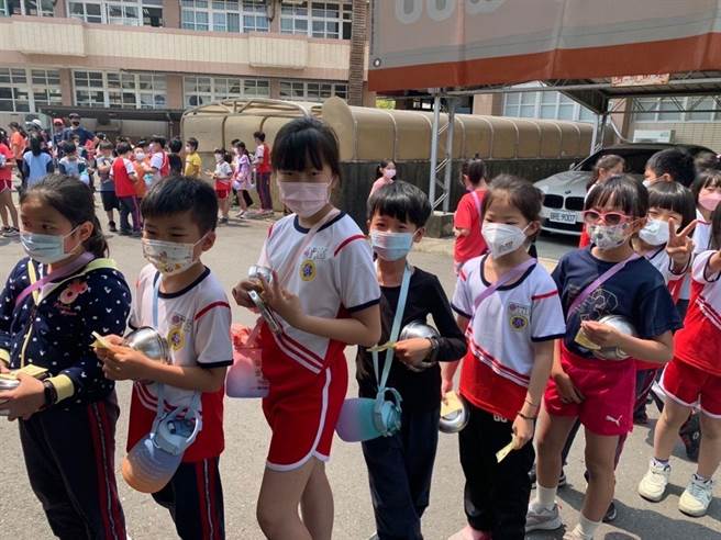 斗六市镇南国小全校至今维持戴口罩好习惯，只有吃饭、喝水、拍照、上体育课才脱下，该校31班国小生、5班幼儿园都未发生肠病毒案例。（周丽兰摄）