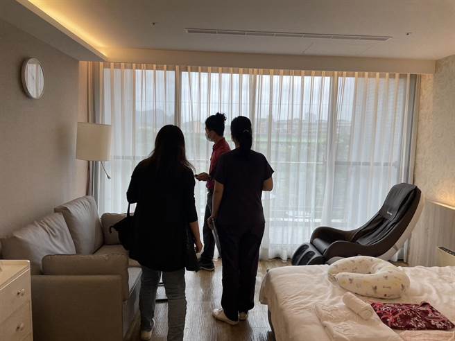 新北市消防局第六大队今抽查防焰物品场所。（新北市消防局提供）