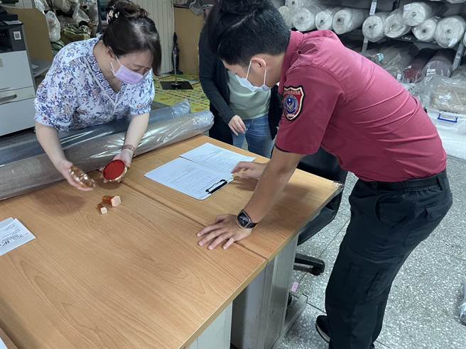 新北市消防局第六大队今抽查防焰物品场所。（新北市消防局提供）
