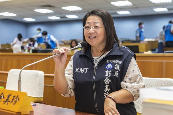 县议员彭余美玲对竹东河滨公园盖2个公厕未见踪影，2座荷花池仍未有水，杂草丛生，颇为不满。（罗浚滨摄）