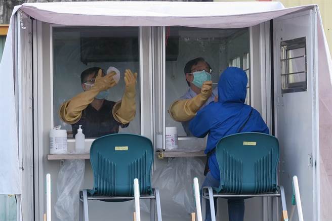 疾病管制署统计发现近来新冠肺炎疫情有增温的趋势。（资料照片）