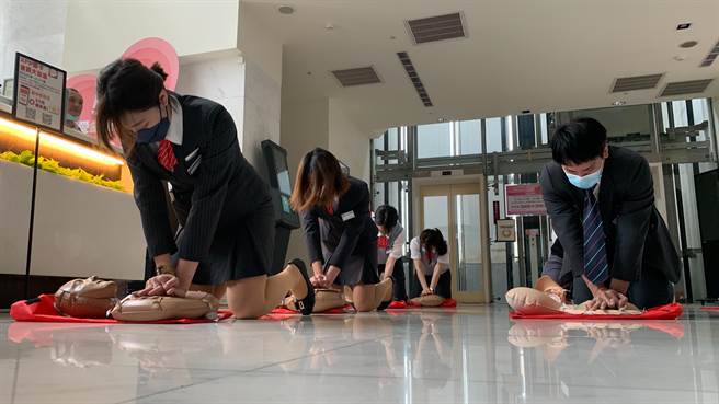 桃园市消防局三民消防分队24日，邀及新光三越专柜人员及场所员工，进行心肺復甦术和自动体外心臟电击去颤器的教学演练。（消防提供）