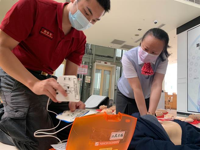 桃园市消防局三民消防分队24日，邀及新光三越专柜人员及场所员工，进行心肺復甦术和自动体外心臟电击去颤器的教学演练。（消防提供）