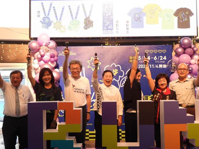 「云朗观光太鲁阁峡谷马拉松」今举办启动仪式，县长徐榛蔚（中）、太管处林忠杉（右一）、台铁花莲运务段长吴金添（左三）、云朗观光集团副总经理张倚兰（右三）、活动代言人王淑丽（左二）、副议长徐雪玉（右二）等人一同鸣枪宣告赛事启动。（罗亦晽摄）