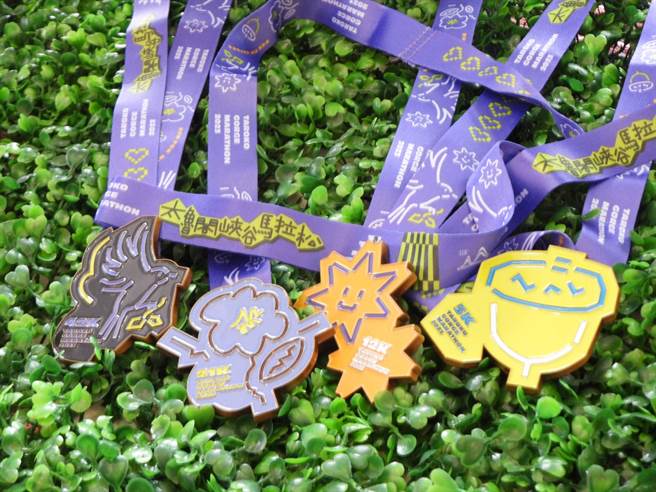 太鲁阁峡谷马拉松今年设计理念以自然为灵感，结合现代科技，运用电脑像素风格及数位游戏视觉形式，加入花卉、果实、鸟类及太阳等太鲁阁生态。（罗亦晽摄）