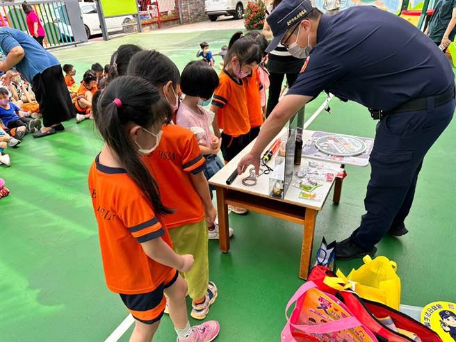 台中市警察局太平分局犯罪预防宣导团受邀前往辖区私立正心幼儿园向现场近80位师生们实施犯罪预防、交通安全暨妇幼宣导。（太平警分局提供／冯惠宜台中传真）
